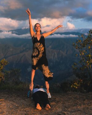 Pía Sanz Instagram - Si amas lo que haces y te hace sentir que estás en las nubes, entonces estás haciendo las cosas bien…

El mejor equipo 🤸🏼‍♀️ @pablodaronco 📸 @danielarued