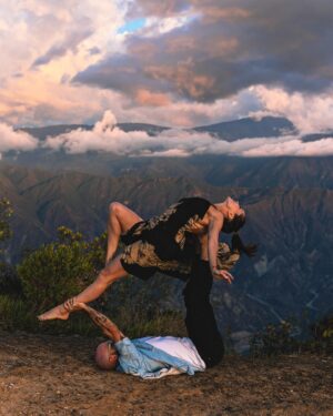 Pía Sanz Instagram - Si amas lo que haces y te hace sentir que estás en las nubes, entonces estás haciendo las cosas bien…

El mejor equipo 🤸🏼‍♀️ @pablodaronco 📸 @danielarued