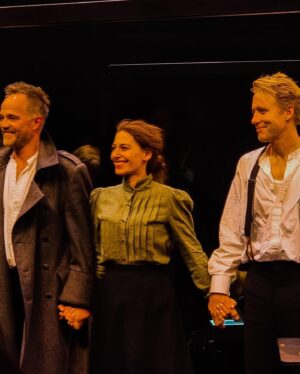 Pia Tjelta Instagram - Ting jeg er stolt over. Jada, altfor sent ute for såkalt appreciation post men likavel. Sjukt mye takknemlighet for FOLKA  jeg har fått jobbe med, for alle som har sett på det vi har laget og seff for at jeg fikk fylle peishylla for et par av dagsverka. Gleder meg ihjel til å lage tredje sesong Lykkeland og til mer Dødsdansen i 2023! 🤍
