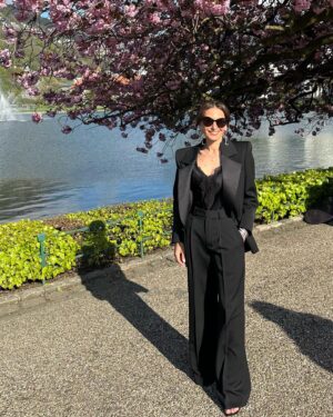Pia Tjelta Instagram - Til alle dere fem som har spurt hvor antrekket er fra: Smoking fra @ysl Den har jeg spart til i sånn ca ett år til info. Øredobber, cuffs og veske er også fra @ysl og øvrige smykker fra @ec.1914 som jeg er ambassadør for, så det er #reklame. Sko fra @jimmychoo og topp fra @dorotheeschumacher kjøpt to timer før @hoyerbergen @tomaserdismakeup sto for trynet før jeg kokte over 🖤🖤
