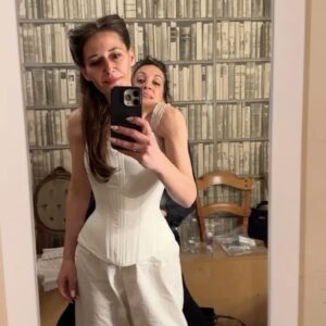 Pia Tjelta Instagram - Troika som nærmer seg siste spilleuke i London på magiske @thecoronettheatre
