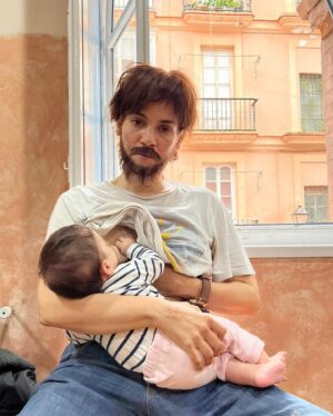 Pilar Gamboa Instagram - El Carli amamanta antes de salir a escena y por la ventana: España.
Todo es una aventura.