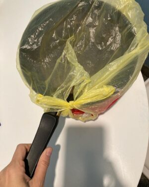 Pilar Gamboa Instagram - La herencia 
Hace dos meses que  murió mi mamá. El jueves fui a la casa a ver a mi papá y le pedí llevarme la sartén de tortilla. Mi vieja  hacía la mejor tortilla del planeta, no exagero, su tortilla era una obra maestra. Mi papá me dijo, fíjate, es la que tiene la bolsita amarilla. (?) la guardaba así, porque la sartén de tortilla no se lava, es sacrilegio hacerlo. 
Y yo ya me mandé una tortilla porque las ganas de charlar con ella no me entran en el cuerpo. Porque hace dos meses que no la veo y siento que van ya ocho años; el dolor distorsiona las medidas del tiempo.
Vasca, sé que estás orgullosa de este ejemplar, que me quedó jugosa y la papa en el punto justo, capaz que medio quemadita de aquel lado, si. . Donde sea que estés te debés estar riendo con esa risa tan tuya. Cómo dice mi amiga Valerita, las mamás buenas no deberían morir nunca.