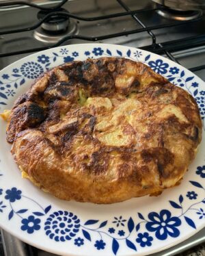 Pilar Gamboa Instagram - La herencia 
Hace dos meses que  murió mi mamá. El jueves fui a la casa a ver a mi papá y le pedí llevarme la sartén de tortilla. Mi vieja  hacía la mejor tortilla del planeta, no exagero, su tortilla era una obra maestra. Mi papá me dijo, fíjate, es la que tiene la bolsita amarilla. (?) la guardaba así, porque la sartén de tortilla no se lava, es sacrilegio hacerlo. 
Y yo ya me mandé una tortilla porque las ganas de charlar con ella no me entran en el cuerpo. Porque hace dos meses que no la veo y siento que van ya ocho años; el dolor distorsiona las medidas del tiempo.
Vasca, sé que estás orgullosa de este ejemplar, que me quedó jugosa y la papa en el punto justo, capaz que medio quemadita de aquel lado, si. . Donde sea que estés te debés estar riendo con esa risa tan tuya. Cómo dice mi amiga Valerita, las mamás buenas no deberían morir nunca.