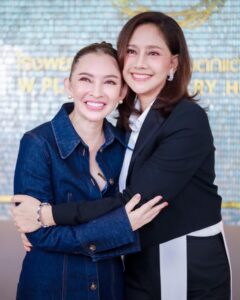 Pimonwan Hoonthongkam Instagram - ขอบคุณพี่นก สินจัย ที่เลือกให้ #เคสพี่ปุ้ยดูแลค่ะ หลังทำ 3 อาทิตย์นะคะ พี่นกเลือกทำ 3หัตถการพร้อมกันแก้ไขหนังตาตกด้วยวิธีซ่อนแผลไว้ใต้คิ้ว ผ่าตัดถุงไขมันใต้ตา ตัดหนังส่วนเกินบริเวณใต้ตา (เคสแก้ เคยทำมาจากที่อื่น) และดึงหน้า 2 ส่วน บริเวณใบหน้าช่วงกลาง ใบหน้าช่วงล่าง