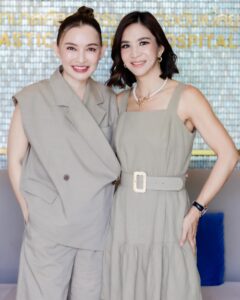 Pimonwan Hoonthongkam Instagram - ในไลฟ์วันนี้น้องแนน @nan_chalita บอกว่า ที่ผ่านมาแนนต้องรับนัดเปิดให้ดูแผลผ่าตัดนับครั้งไม่ถ้วน ซึ่งก็หาไม่เจอแล้วแนนมั่นใจและแฮปปี้มาก นี่คือเหตุผลที่ควรเลือกทำศัลยกรรมกับแพทย์เฉพาะทาง Plastic Surgery เพราะมันต้องไม่มีปัญหาเท่านั้นค่ะ น้องแนนหลังทำดึงหน้า 3 ส่วน มีแต่คำว่าสวยยยยยเต็มไปหมด #เคสพี่ปุ้ยดูแลค่ะ