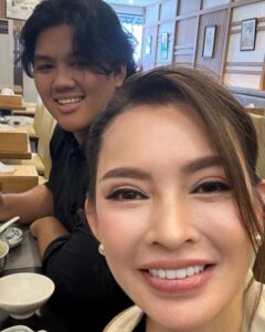 Pimonwan Hoonthongkam Instagram - พ่อแม่ไม่ได้คาดหวังเรื่องเงินทองจากลูก แต่คาดหวังให้ลูกสามารถดูแลและช่วยเหลือตัวเองได้ในทุกวัน ไม่จำเป็นต้องร่ำรวยเงินทองเสมอไป ไม่จำเป็นต้องมีหน้าที่การงานที่มีชื่อเสียง แต่ขอให้ใช้ชีวิตได้อย่างดี และดูแลตัวเองได้อย่างมีความสุขตลอดไปครับ ไม่ว่าวันข้างหน้าจะเป็นอย่างไร จะสมหวังหรือไม่สมหวังก็ตาม ขอให้จำเอาไว้ว่ายังมีพ่อกับแม่ ขอเป็นคนผลักดันและเป็นกำลังใจให้เสมอ สุขสันต์วันเกิดครบรอบ 23 ปีครับ ลูกรัก Phoom Hoontongkam ♥️ 02/04/2024