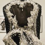 Piper Perabo Instagram - Stunning and inspiring the Thierry Mugler work at @brooklynmuseum 🖤 • A fashion visionary, Thierry Mugler established himself as one of the most daring and innovative designers of the late twentieth century. As he declared, “I like to say that Thierry Mugler designs are for a better, happier future.” Thierry Mugler in #Couturissime through May 7, 2023. An exhibition initiated, produced and circulated by @mbamtl, in collaboration with @muglerofficial. Curator: @thierrymaximeloriot. Our presentation is coordinated by @matthew_yokobosky, Senior Curator of Fashion and Material Culture. #Couturissime #BrooklynMuseum #ThierryMuglerBkM #Mugler #museum #nyc #art #fashion