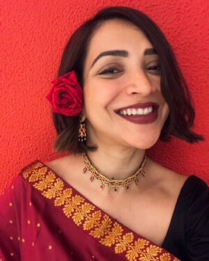 Plabita Borthakur Instagram - Red-y for anything! 🌹✨
#InTheMoodForLove 
.
.
.
.
.
.
.
.
.
#Red #Love #PlabitaBorthakur #Saree #Rose #Mood #December #Festive