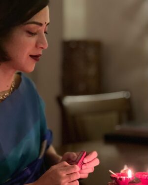 Plabita Borthakur Instagram - When you finally post your Diwali photos and the world has already moved on to New Year's resolutions. ✨😅
#FashionablyOutdated
.
.
.
.
.
.
.
.
#PlabitaBorthakur #Saree #2023 #November2023 #Celebrations #Diwali #Love