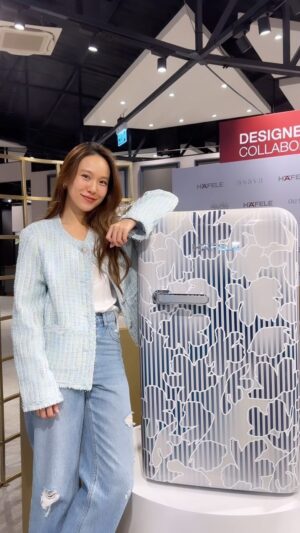Po Wichada Atiwesangkun Instagram - หาตู้เย็นใหม่ได้ถูกใจจนอยากบอกต่อเลยคร่าา 🥰
HAFELE RETRO MINIBAR REFRIGERATOR (CUTE SERIES) ตู้เย็นฉลองครบรอบ 30 ปี Hafele Thailand ได้ร่วมกับแบรนด์ Asava ออกแบบ Limited Edition Collection ด้วยลวดลายที่เป็นเอกลักษณ์ แฝงความคลาสสิกเหนือกาลเวลาเพิ่มความโดดเด่นให้กับตู้เย็น Retro รุ่นยอดฮิตของ Hafele ไปอีก แถมมาในสีสุดพิเศษ 2 สี คือสี Gardenia Beige และ สี Gardenia Blue สวยทั้งคู่ เลือกไม่ถูกกันเลยทีเดียว และนอกจากจะช่วยเพิ่มความเก๋ในการตกแต่งห้อง ตู้เย็นมินิบาร์นี้ยังมีความจุถึง 4.4 คิว และมาพร้อมระบบกระจายความเย็นแบบไดเร็คคูลซึ่งช่วยให้กระจายความเย็นได้อย่างทั่วถึงภายในตู้เย็น แถมยังประหยัดไฟเบอร์ 5 อีกด้วย
 
พิเศษ! ช่วงเปิดตัวกับโปรโมชั่นส่วนลด 4,000 บาท จากราคาเต็ม 39,900 บาท (เหลือ 35,900 บาท) เพียงแจ้ง Code ส่วนลด Hafele30Y- Porkuku ที่ร้านค้าตัวแทนจำหน่ายของ Hafele และ Hafele Design Studio ทุกสาขา ตั้งแต่วันที่ 10 พ.ค. – 10 มิ.ย 67

#HafeleThailand #HafeleThailand30thAnniv #HafeleXDesigners #HafeleMinibarRefrigerator #HafeleCuteSeries
#hafelexasava