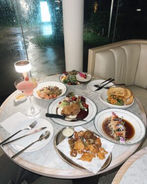 Po Wichada Atiwesangkun Instagram - Late dinner night @pralinegroup 🍕🍝 with Jazz atmosphere 🎵 every Friday get free drink for lady!! So good🥂