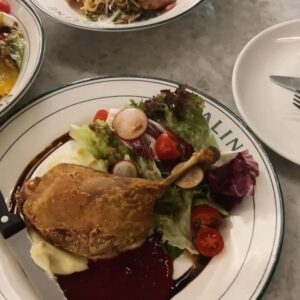Po Wichada Atiwesangkun Instagram - Late dinner night @pralinegroup 🍕🍝 with Jazz atmosphere 🎵 every Friday get free drink for lady!! So good🥂