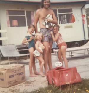 Polly Walker Instagram - Happy Father’s Day to all you dads out there!
I’m the one in orange with the big bum!
Love you Dad xxxxx❤️