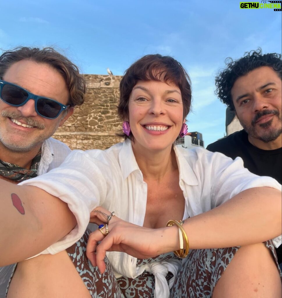 Pollyanna McIntosh Instagram - Having worked on #OuterBanks since November last year I’m glad to be able to say what I’ve been doing and to celebrate the other new additions to @obx who I’ve enjoyed working and playing with: @janthonycrane and @rjsanchez Swipe to see their dafter sides. 🤸‍♀️