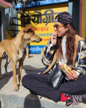Pooja Bhamrrah Instagram - I promise I shared my Parle G with him!
.
.
.
#enroutesissu #dogstagram #dogsofhimachal #parleg