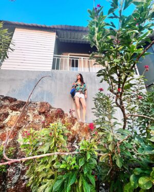Pooja Bhamrrah Instagram - Righty-O! 
.
.
.
.
#iykyk #felixthecat #goadiaries #travelphotography #travel #sunkissed
