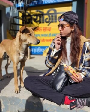 Pooja Bhamrrah Instagram - I promise I shared my Parle G with him!
.
.
.
#enroutesissu #dogstagram #dogsofhimachal #parleg