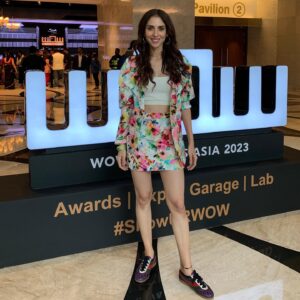 Pooja Bhamrrah Instagram - Day 1 at Wow Awards Asia 2023. 
.
.
.
Wearing @julyissue_online 
Jewelry @t.tattle 
Managed by @reliablemedia 
📷 @vaibhavi_jog 
.
.
.
#wowawardsasia #actor #anchor #awardshow #jioworldconventioncentre #julyissue