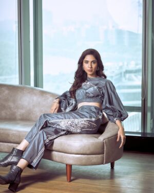 Pooja Bhamrrah Instagram - It’s never black or white! All the magic is in the Grey! 
.
.
.Wearing @wearpoochki for @lakmefashionwk episodes coming soon on @colorsinfinitytv 
HMua: @sabanandpaira 
Shot by @kopp_foto 
.
.
#fashion #tvshow #host #lakmefashionweek #lfw #shootdiaries