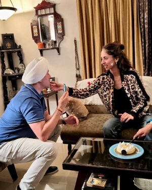 Pooja Bhamrrah Instagram - November is always a special month ( also hectic 🤭) with birthday and Diwali coming right one after the other. Phone was mostly away, loved ones were near! Heart and stomach are full with all the love and yummm food that has come my way the last few days. Thank you from the bottom of my heart for making it memorable! 
Hope ya’ll had a lit Diwali too! 🌺
.
.
.
.
#birthdayweekend #diwali #celebrations 
#novemberbaby #scorpiowoman