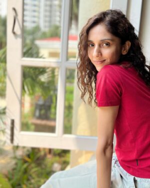 Pooja Bhamrrah Instagram - Au naturale 🌺 
Pc: @diamondsandrust87 ❤️ ❤️ 
.
.
.
.
#actor #nomakeup #naturallight #curlyhair
