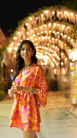 Pooja Bhamrrah Instagram - Throwback from our travel show Wedding Destination Thailand on @mygoodtimes. Asiatique Village in Bangkok is a must visit when in Bangkok. Don’t listen to people who say ‘oh it’s for kids’. It has something for everyone all under one roof, except there isn’t any roof! Open air hai! But what fun this was! 
.
.
.
Wearing @ikichic_official 
Styled by @einstylist