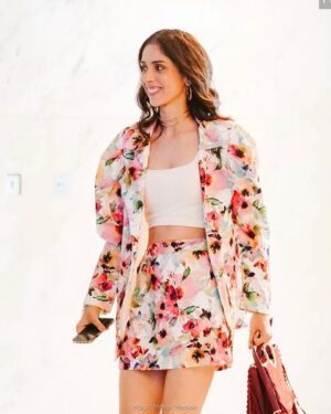 Pooja Bhamrrah Instagram - World’s a stage and we’re all merely players! 
.
.
.
#wowawards #anchor #actor #floraloutfit #julyissueonline
