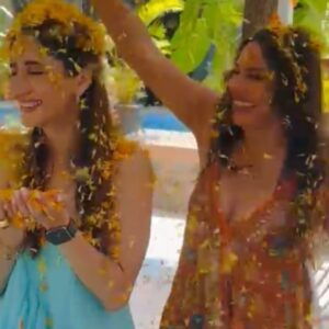 Pooja Bedi Instagram - Flower Power🌺🌼
Flower Petal holi @happysoul_goa with my dearest darlingest @farahkhanali 
#holi 
#flowerholi #flowerpetalholi