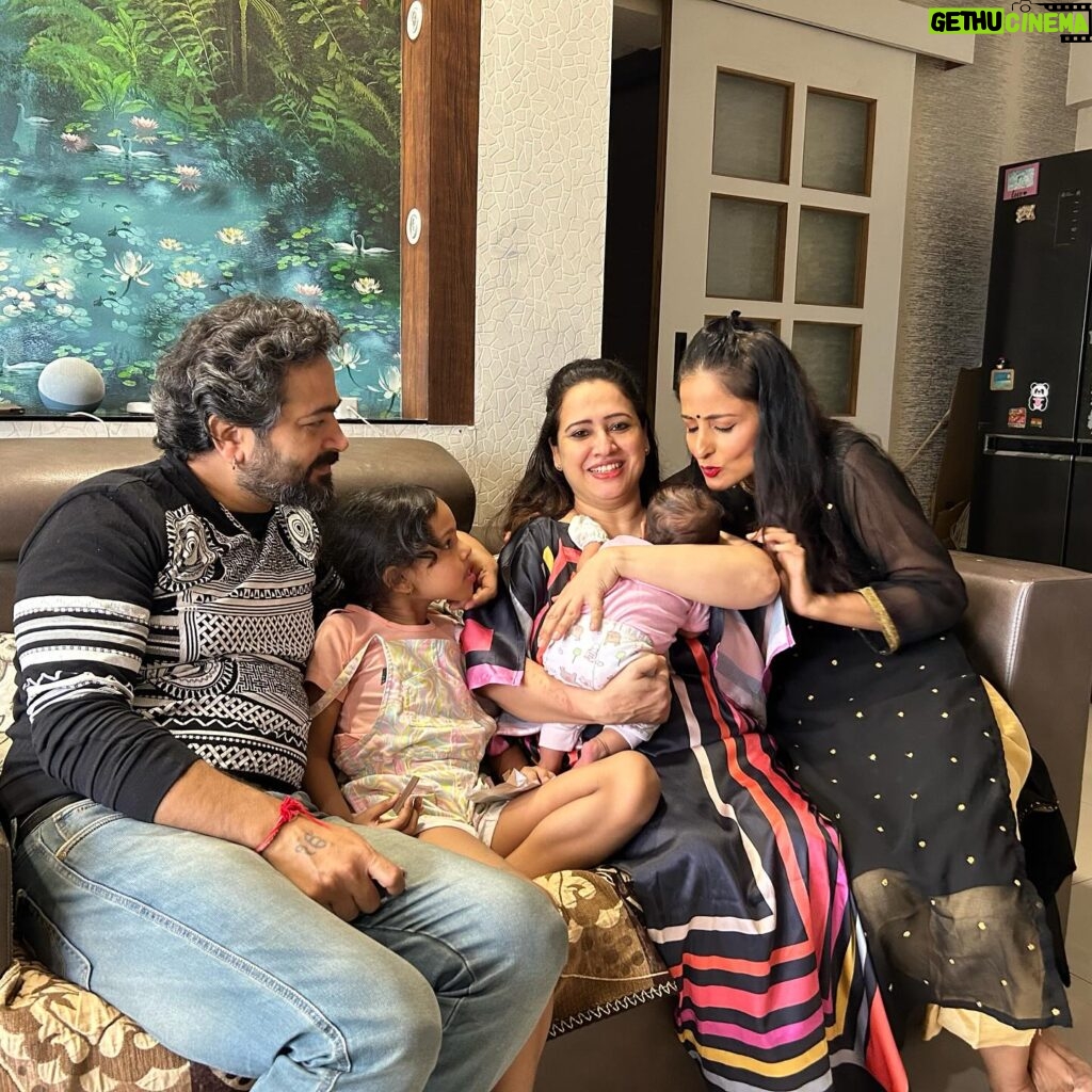 Pooja Joshi Arora Instagram - Life is blissful when we are with family. Love you Pooja @poojajoshiarorareal @maanish_arora #lataasaberwal