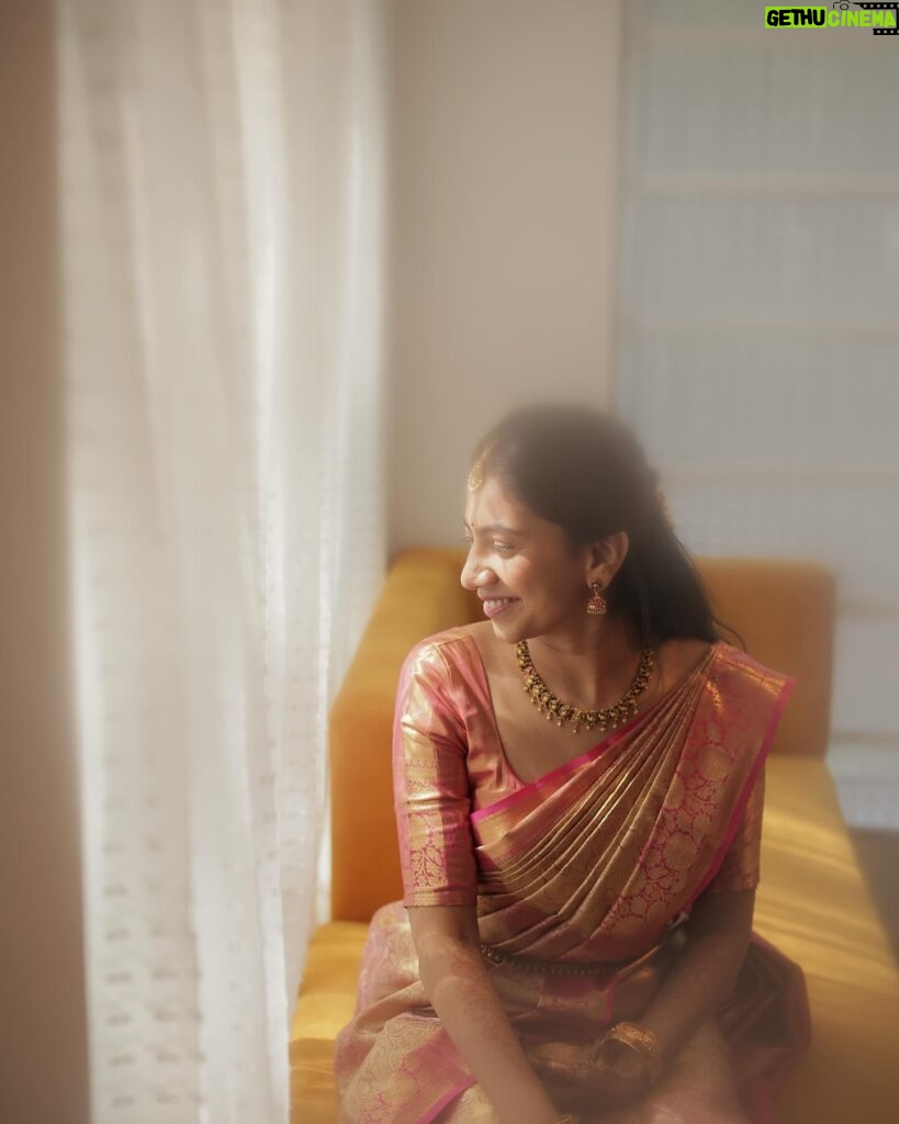 Pooja Kannan Instagram - Moments between shutter speed 🥰