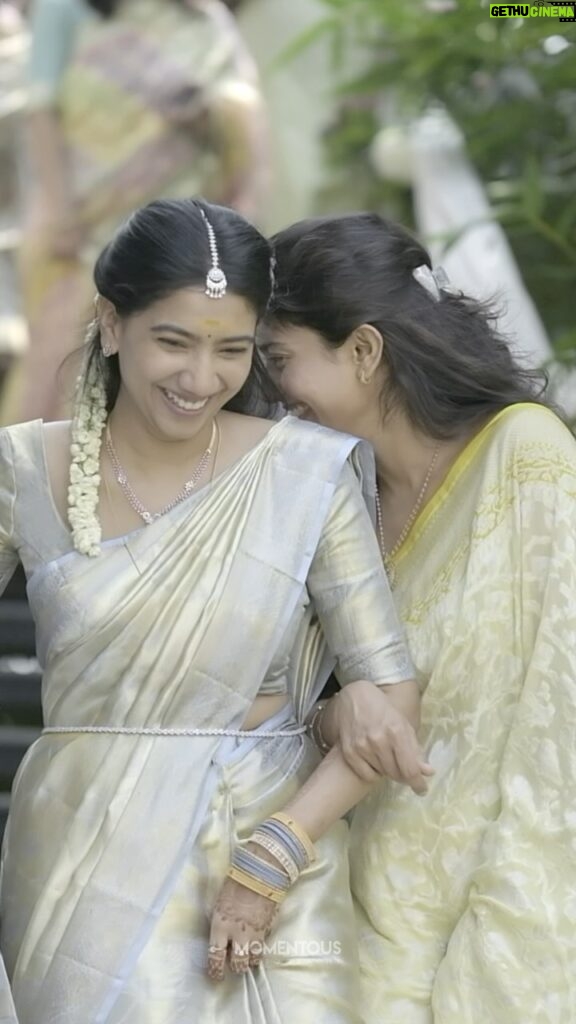 Pooja Kannan Instagram - I don’t think I would have survived that day or infact any day without her by my side! I love you the most @saipallavi.senthamarai ❤️ #cantdolifewithouther