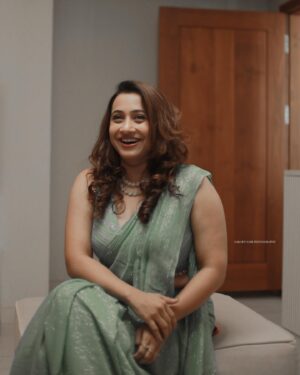 Poojitha Instagram - Smiles can take you miles 😇

Thank you
 @haan_tomfashionstylist for being the best stylist
@s_a_r_a_t_h__s__n_a_i_r for the lovely frames . 
@alameen_fashion_jewels for the beautiful jewellery 

#photos #indian #actors #happy #goodvibes #malayalam #actress