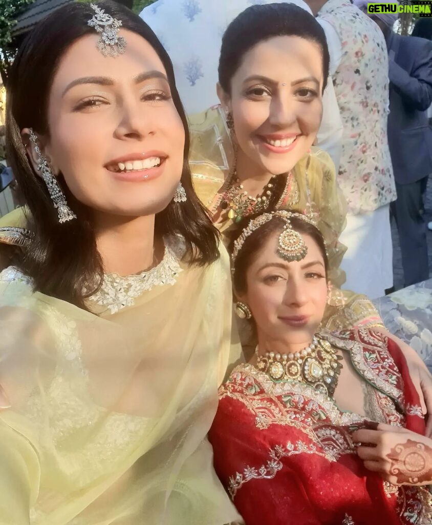 Poppy Jabbal Instagram - And our patola is now married 🥰🥰🥰 Congratulations lovely 😍 Gorgeous bride ,the most calm and happy one @sukhmanisadana @aasttha.s #udanpatolas