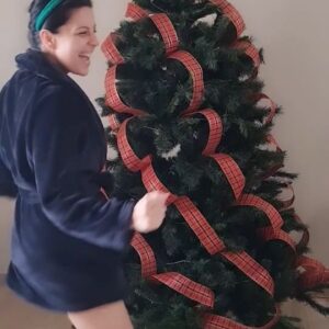 Poppy Jabbal Instagram - I was grooving to Christmas carols while decorating my tree , but couldn't get this song out of my head 

#trending #animal #animalthefilm #lordbobby #bobbydeol #funtimes #dance #vibe #deolfan