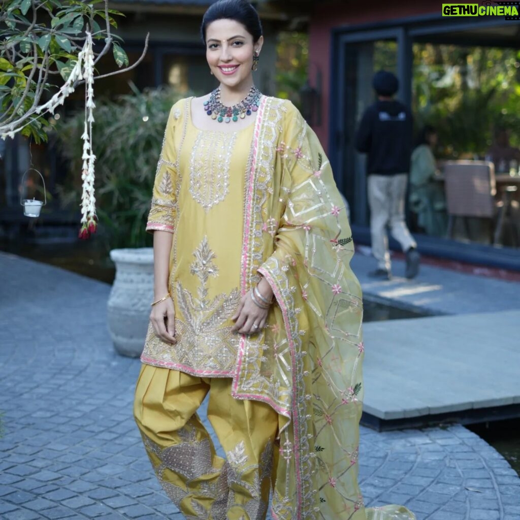 Poppy Jabbal Instagram - Amritsari Tikka ! Feeling the vibe in punjab Outfit by @akritibyritika, making me look pretty in yellow 📷 @itskrajofficial #punjab #amritsar #patola