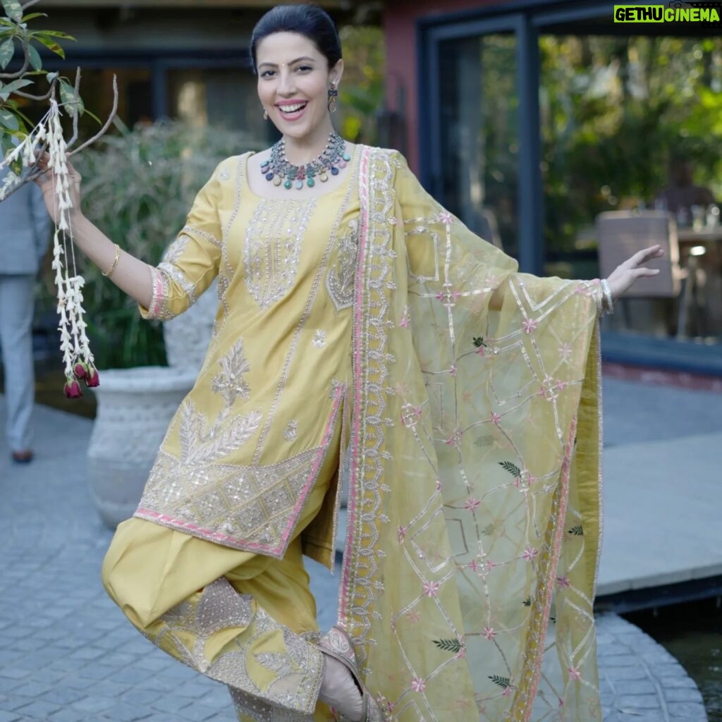 Poppy Jabbal Instagram - Amritsari Tikka ! Feeling the vibe in punjab Outfit by @akritibyritika, making me look pretty in yellow 📷 @itskrajofficial #punjab #amritsar #patola