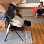 Poppy Jabbal Instagram – This song is a dedication to this chair ….. which made me move and how 

#yoga #flexibility #workout #fun #stretching