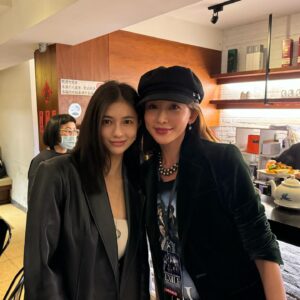 Porima Cheng Instagram - 剪短髮後的第一篇文就要來曬和志玲姐姐的合照
瞬間變成小迷妹☺️
太喜歡她了見到本人好害羞
放浪兄弟的演唱會也非常精彩🙌🏻
一開始因為音響故障
所以看到了他們團體之間的默契和可愛的一面
整個被圈粉到不行💕

自從入行後就再也沒有剪過短髮
接下來的新戲又會再以高中生出現
配合角色把我留了十年的長髮給剪了😿
雖然沒有很短但要剪的時候還是非常緊張
你們覺得如何呢？

也分享近期最愛的咖啡廳
義大利麵的麵條跟醬汁都超合我胃口
還有它的雞肉串炸雞也超好吃🤤
@ppm.taipei
