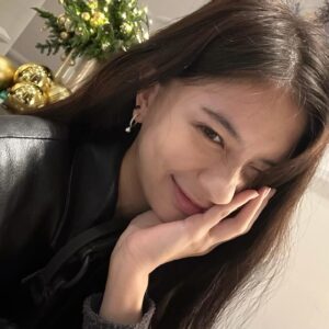 Porima Cheng Instagram - 剪短髮後的第一篇文就要來曬和志玲姐姐的合照
瞬間變成小迷妹☺️
太喜歡她了見到本人好害羞
放浪兄弟的演唱會也非常精彩🙌🏻
一開始因為音響故障
所以看到了他們團體之間的默契和可愛的一面
整個被圈粉到不行💕

自從入行後就再也沒有剪過短髮
接下來的新戲又會再以高中生出現
配合角色把我留了十年的長髮給剪了😿
雖然沒有很短但要剪的時候還是非常緊張
你們覺得如何呢？

也分享近期最愛的咖啡廳
義大利麵的麵條跟醬汁都超合我胃口
還有它的雞肉串炸雞也超好吃🤤
@ppm.taipei