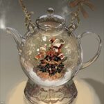 Posuka Demizu Instagram – Teapot globe🫖🎄
~~~
I transformed a heat-resistant glass teapot into a snow globe.☃️