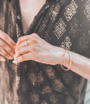 Pradaini Surva Instagram - Wandering wild.
Handmade with love perfect for the island of the Gods 🪬
-
When in bali 
get yourself a soft soft organic cotton shirt 
from @hormesisattire ✨ 
-
📸 @love_laura_yoga 🌸