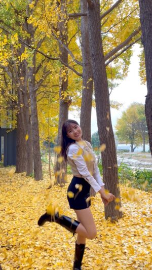Praepetch Udomsartporn Instagram - 첫눈 내렸는데 내 마음은 아직 가을🍂
.
.
#고양 #고양카페 #옐로커피 #단풍명소 #고양맛집 #외국인모델 #프래