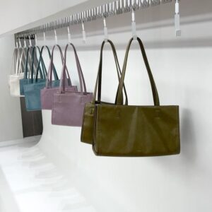 Praepetch Udomsartporn Instagram - เห็นเขาบอกว่าจะมี pop-up store ของ Stand Oil 24SPRING เป็น collection ใหม่สดๆร้อนๆที่ไทยเร็วๆนี้ เรานี่รีบสับเท้ามาที่ ซองซู ร้านที่เกาหลีก่อนเลย ใครมาเที่ยวเกาหลีแวะมาได้ ใครไม่ได้มารอที่ไทยเขาว่ากำลังจะไปที่ไทยนะงับ🥳🥳

👜 @standoil.th @standoil กระเป๋าน่ารักๆ มีให้เลือกหลายสี collection นี่ห้ามพลาดจริง ทางไทยเตรียมตำรอเลยงับ

#STANDOIL #STANDOILTH #스탠드오일 #24SPRING #HAPPYMOMENTS #321CHALKAK