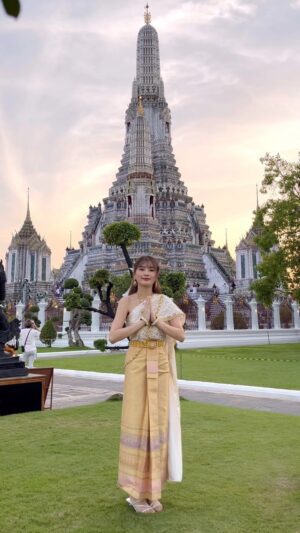 Praepetch Udomsartporn Instagram - 다음 역은..? 

#순간이동 #태국여행 #왓아룬 #วัดอรุณ #ชุดไทย