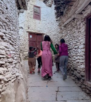 Prakriti Shrestha Instagram - Meet my lil friends from Marpha, Mustang. They were the sweetest munchkins who made my day and treated me the best. Hami Nepali ko khubi nai ho… jasko pani man pagalna sakne ☺️.. ki kaso? 😉