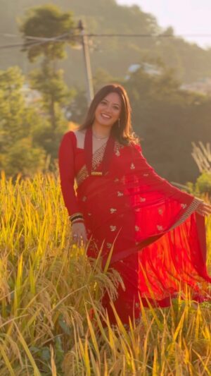 Prakriti Shrestha Instagram - Nepali Naari in Dhaan baari 😄😋..

By the way, Nepal ko dhaan baari is mandatory for good pictures and videos. Do you agree ? 🤭🎶🎼🎶