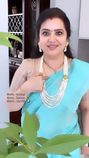 Pranathy Sadhanala Instagram - వీళ్ళు వాళ్ళూ వేసుకున్న నగలు, చీరలు ఎందుకు?
నేను నాలాగే ఆనందంగా ఉన్నాను ….ఉంటాను🫶🏻
ఈ చీర @mokshacouture నుండి 
ఈ ముత్యాలహారం @swapna_jewels నుండి
నచ్చితే ఒకసారి వాళ్ళ instagram IDsవెళ్లి చూడండి 🫶🏻
మరీ నచ్చితే కొనుక్కోండి🫶🏻
thank you @mokshacouture 
Thank you @swapna_jewels 
.
.
.
#sareelove 
#jewelerycollection 
#mokshacouture 
#swapnajewels 
#reelitfeelit 
#pranathymanasupalike