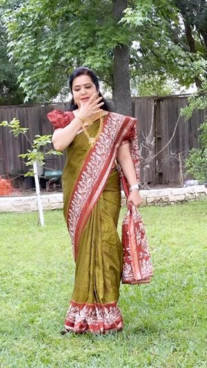 Pranathy Sadhanala Instagram - శుభోదయం నేస్తాలు 💚🤎 blooper 😀చెప్పకుండా మా వారు స్టార్ట్  చేస్తే ….సరేలే అని ఇలా ప్రాక్టీస్ కానిచ్చేసా 

మువ్వల హారం అదిరింది.బంగారం లాగే ఉంది .
బంగారం ధరలు ఆకాశాన్ని తాకుతున్న ఈ టైంలో ఇలాంటి హారాలు మేలు 😊 @sri_lns_brand_jewellery 

Whatsapp:- 6300863457
 
Page:-Sri LNS Brand Jewellery

No calls only WhatsApp

#goodmorning 
.
#godblessyouall 
.
#funtimes 
.
#blooperalert🚨 
.
#reelitfeelit 
.
#pranathymanasupalike