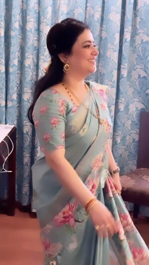Pranathy Sadhanala Instagram - ఉంటాడే నా సామి 🩵 
Saree @maguvasvastranidhi 
#soosetiaggiravamaddirevuntadenasaami😍😍 
#pushpa2 
#saamisaami 
#reelitfeelit 
#trendingreels 
#trendingsongs 
#pranathymanasupalike